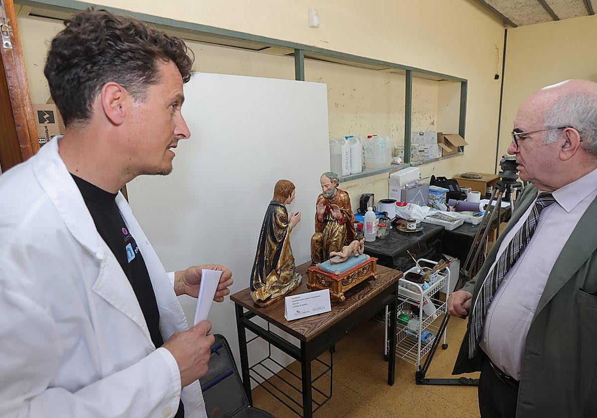 El coordinador Jaime Tesón observa el grupo escultórico 'Nacimiento' de la Catedral de Palencia junto a Rafael Martínez, jefe del Servicio de Cultura de la Diputación.