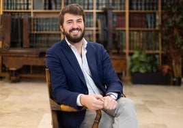 Juan García-Gallardo, en la hemeroteca de El Norte durante la entrevista.