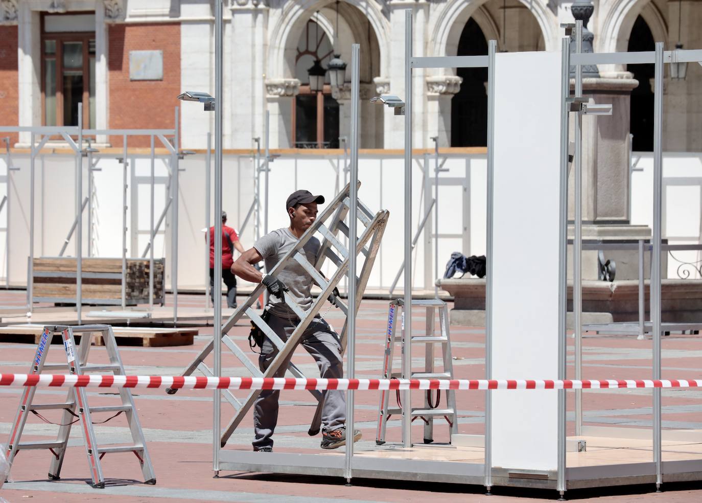 Las imágenes del montaje de la Feria del Libro en la Plaza Mayor