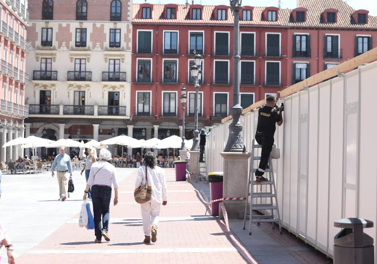 Las imágenes del montaje de la Feria del Libro en la Plaza Mayor