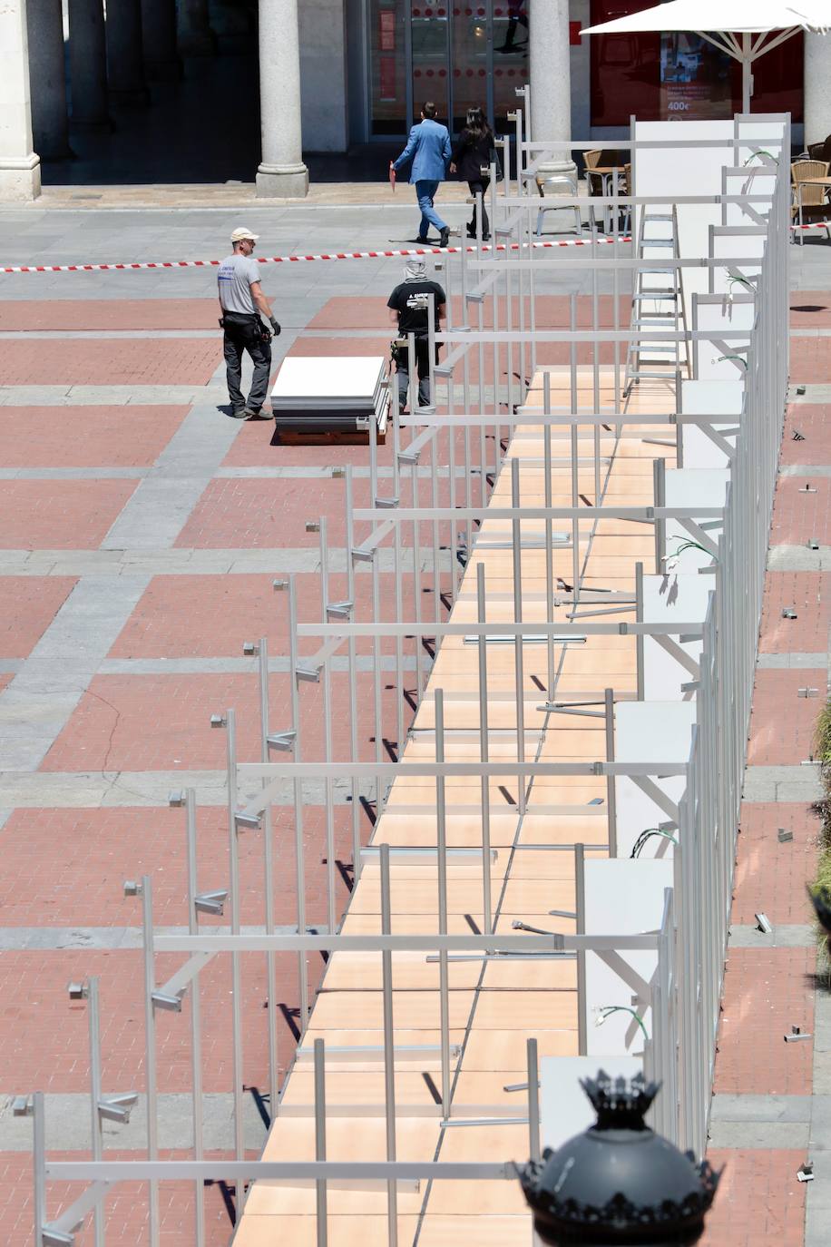 Las imágenes del montaje de la Feria del Libro en la Plaza Mayor