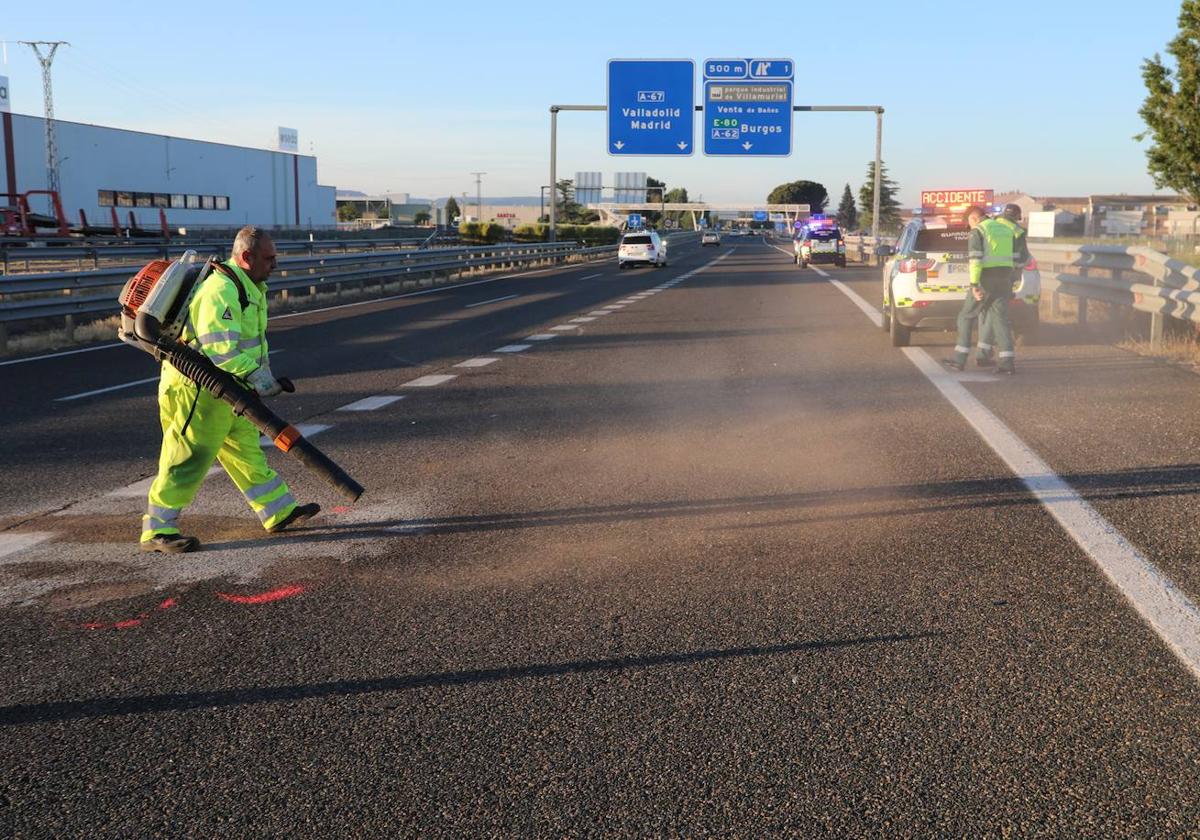 Los servicios de conservación de carreteras limpian el lugar del accidente.