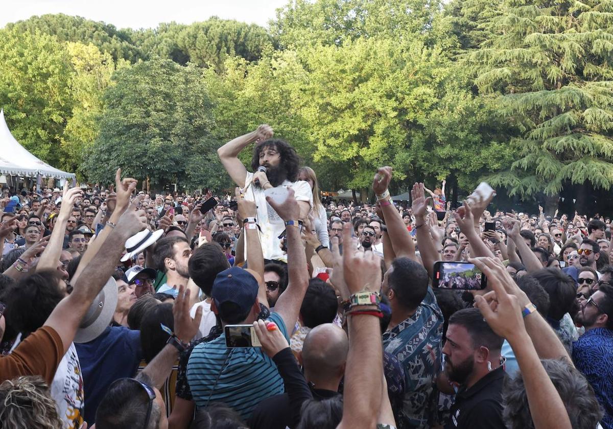 Ángel Stanich, en uno de los multitudinarios conciertos del Palencia Sonora de 2023.