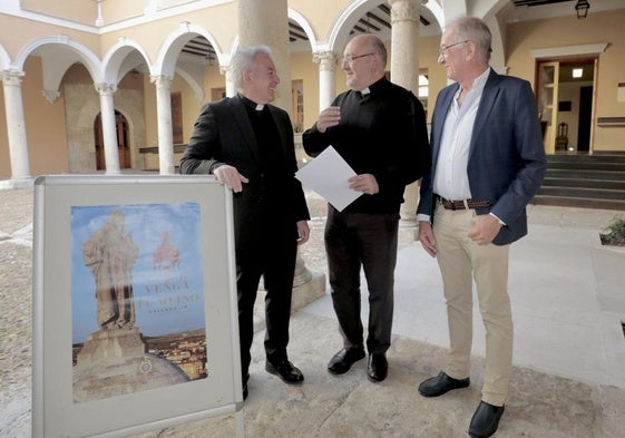 Los participantes en la presentación de los actos de clausura