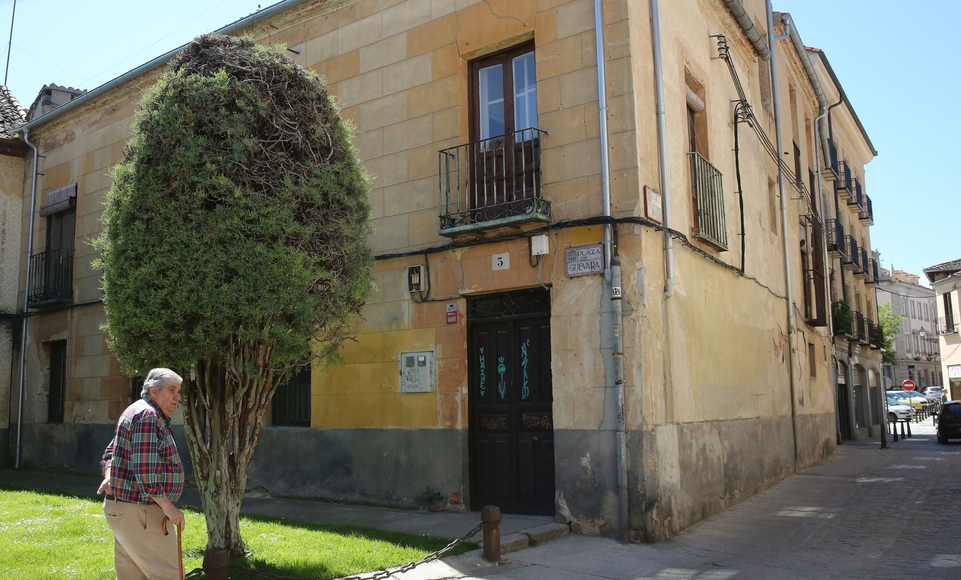 Edificio situado en el número 3 de la plaza de Guevara.