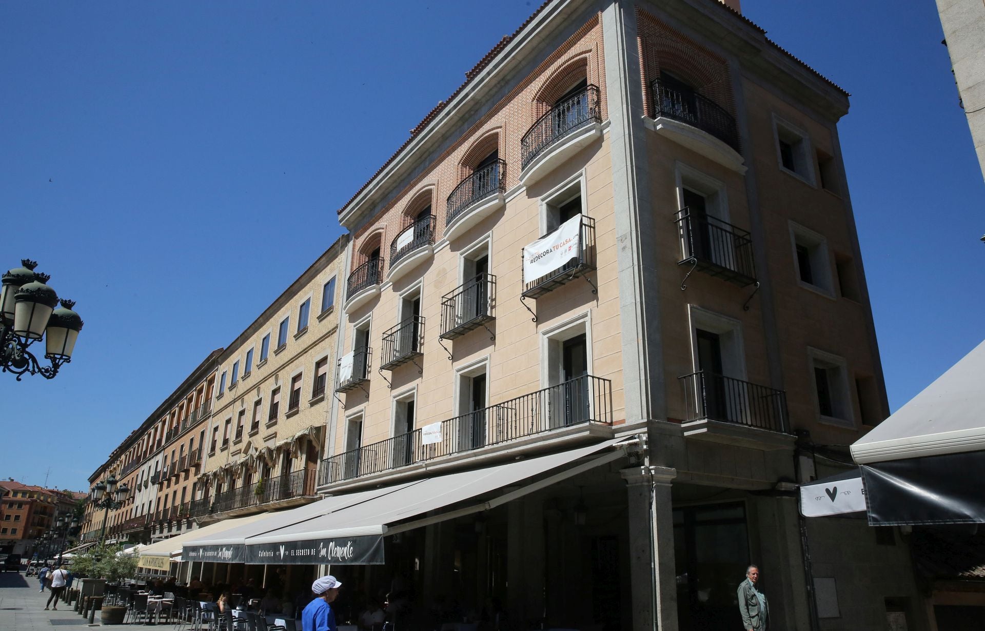 Bloque de apartamentos turísticos en la avenida del Acueducto.