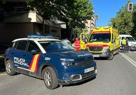 Policía Nacional y ambulancia en el lugar del accidente.