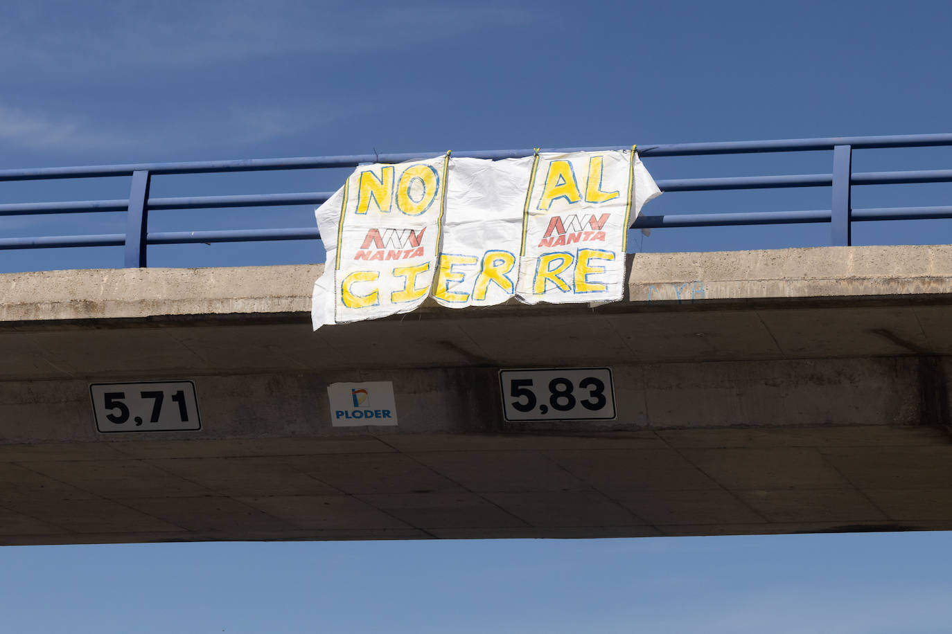 El cartel en contra del cierre de Nanta, en uno de los pasos elevados de la A-11.