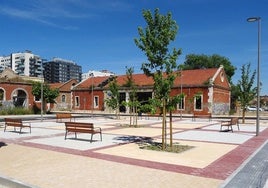 El antiguo taller del cuartel Conde Ansúrez albergará la sede de la escuela ESI y muestra ya una plazoleta adoquinada en su exterior.