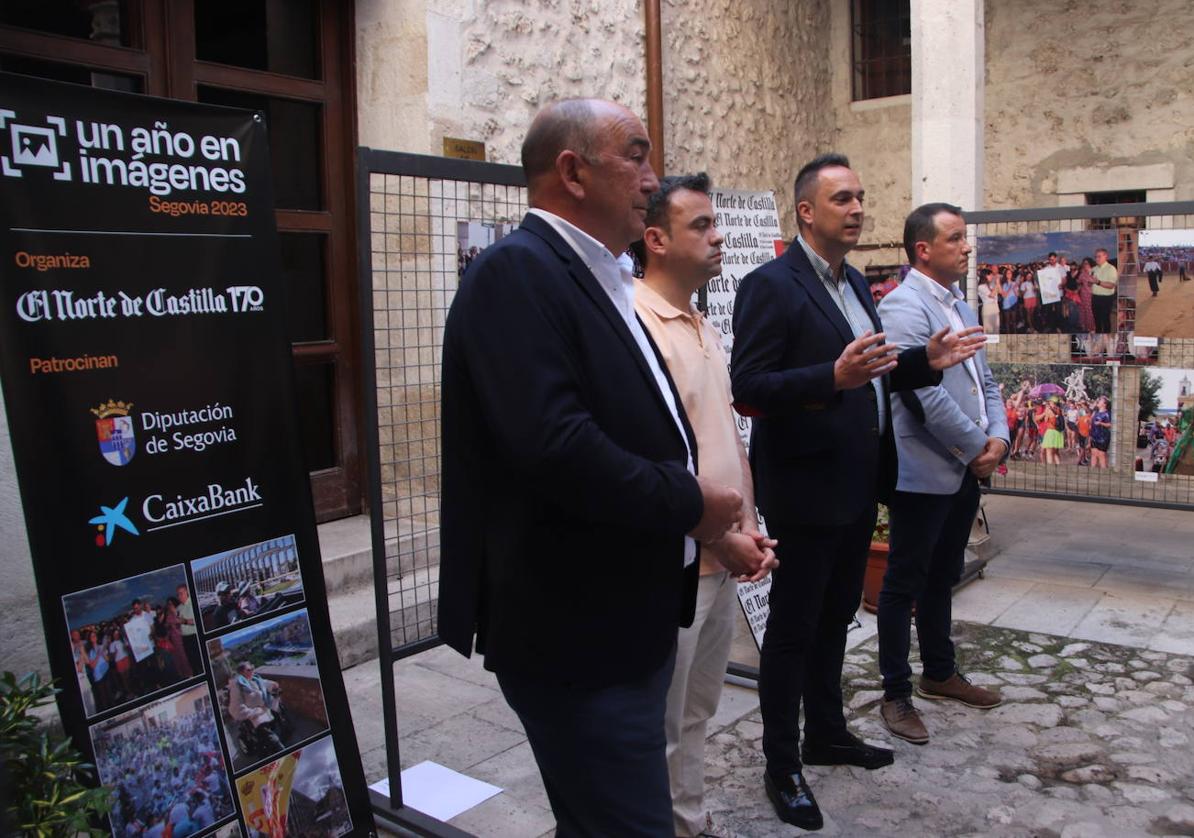 Miguel Ángel de Vicente, presidente de la Diputación de Segovia; Carlos Fraile, alcalde de Cuéllar; Félix Blanco, responsable comercial de El Norte en Segovia, y Mario González, director de la oficina de Caixabank en Cuéllar.