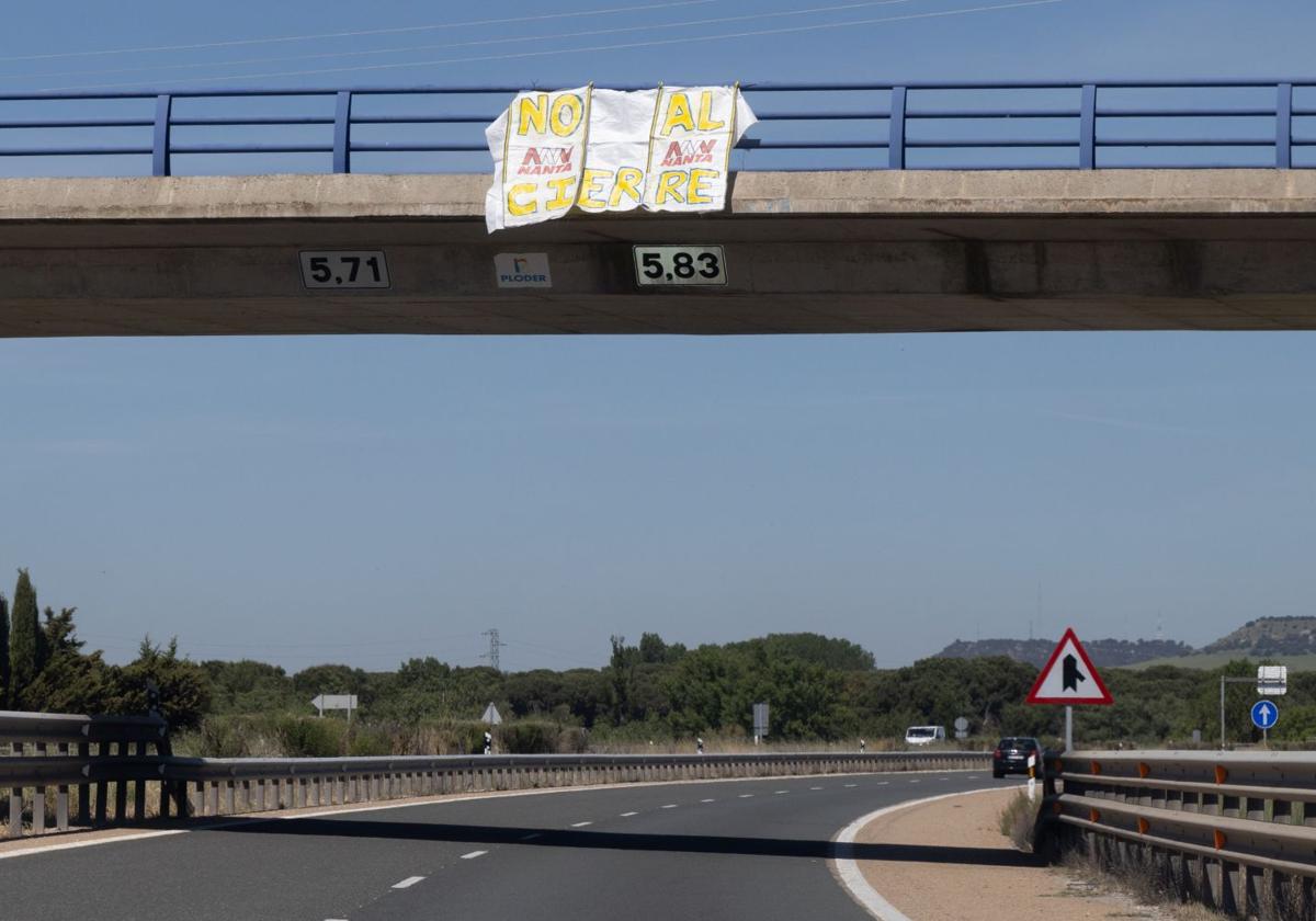 Pancarta contra el cierre de la fábrica de piensos Nanta de Tudela de Duero en la A-11.