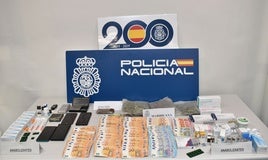 Dinero, droga, anabolizantes y teléfonos aprehendidos al detenido.