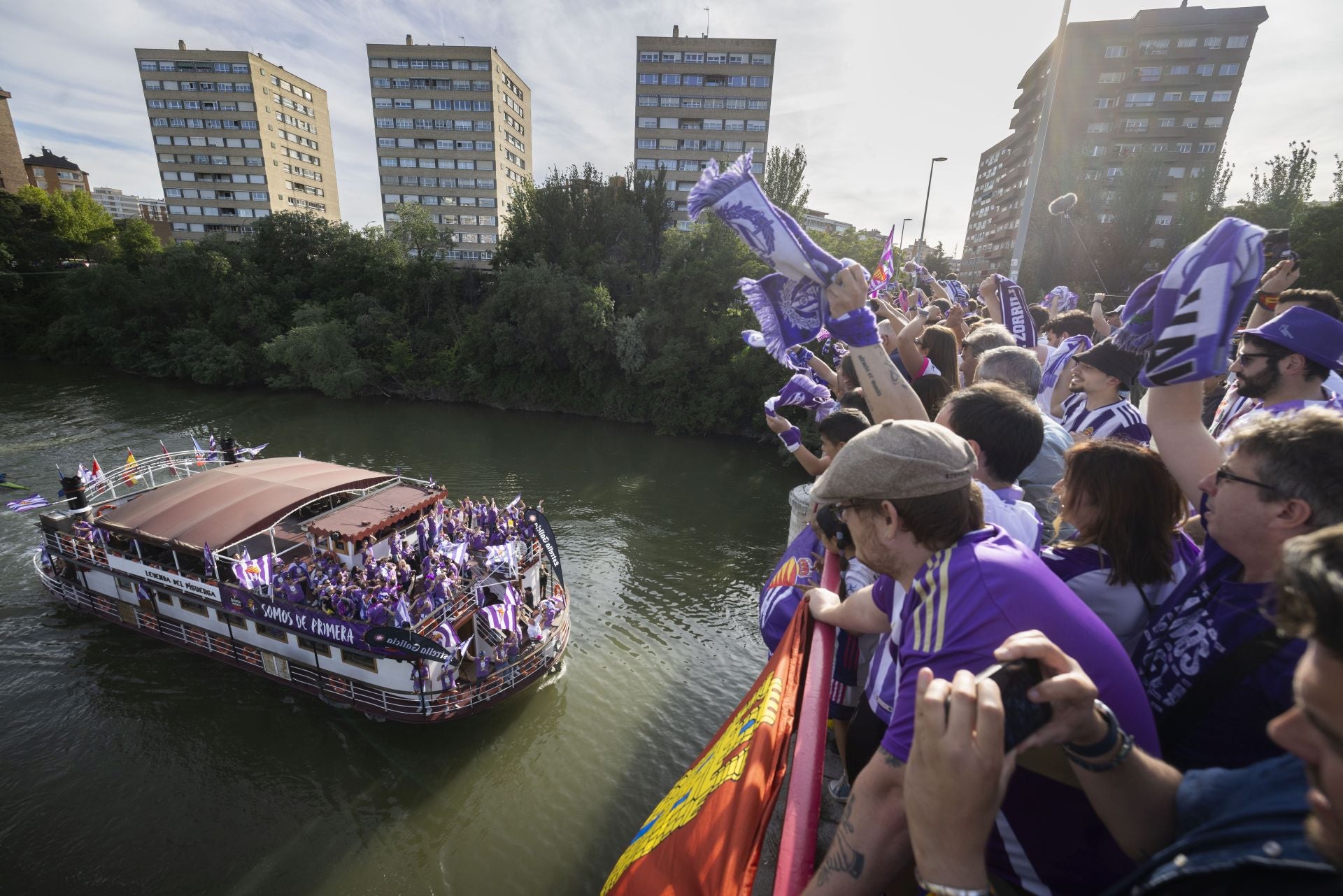 La Leyenda del Pisuerga con la expedición blanquivioleta, a su paso por el Puente del Poniente.