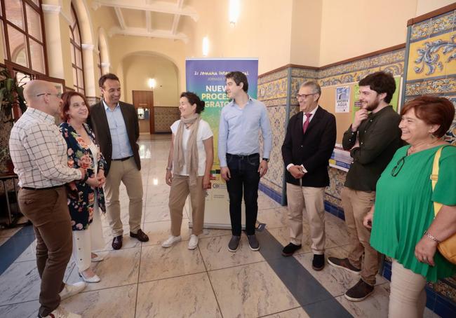 José Ignacio Muñoz y Elena Piñnero (técnicos del Centro de Atención al Inmigrante), Alberto Sánchez (jefe de la Oficina de Extranjería), María Miranda (técnico de Red Íncola), Adam Mohamed Ariche (profesor de la AUB), Javier García Medina (decano de la Facultad de Derecho), Diego Cebas (coordinador de Accem en Valladolid) y Teresa Pérez (subdirectora del servicio de intervención social del Ayuntamiento).