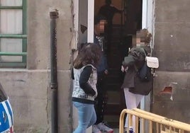 Las dos trabajadoras sociales hablan con los okupas a las puertas de Olmedo 4.