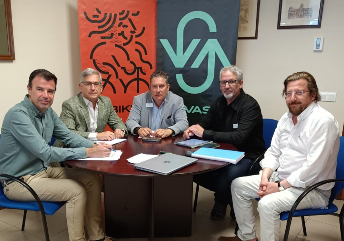 En el centro de la foto, Alberto Redondo, alcalde de La Cistérniga y Eduardo Cabanillas, segundo por la izquierda, gerente de AUVASA. acompañados de otros responsables técnicos.