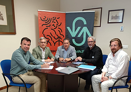 En el centro de la foto, Alberto Redondo, alcalde de La Cistérniga y Eduardo Cabanillas, segundo por la izquierda, gerente de AUVASA. acompañados de otros responsables técnicos.