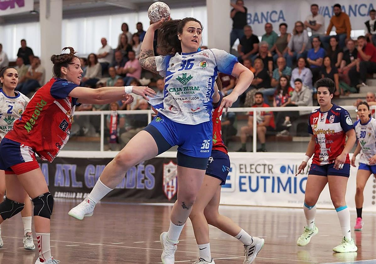 Marcela se dispone a efectuar un lanzamiento.