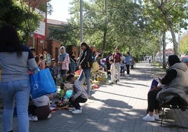 Multitud de personas participan en el mercadillo del colegio de San José.