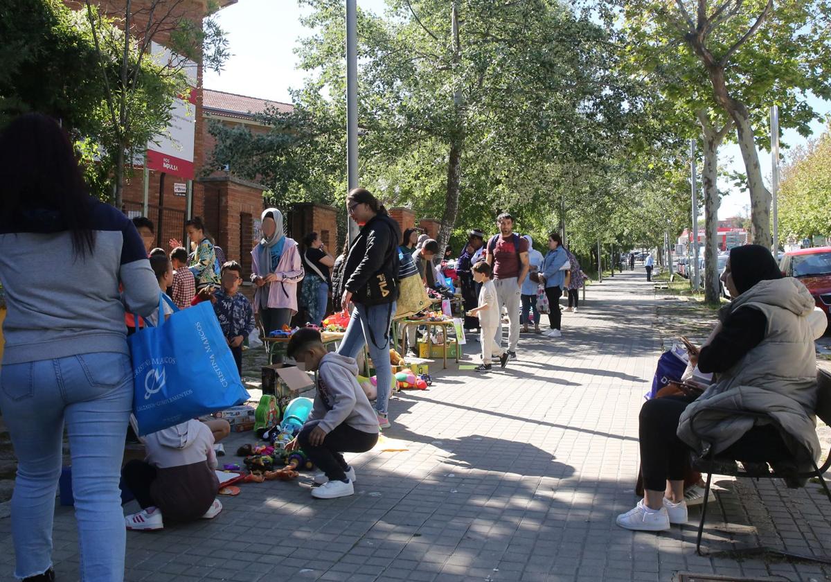 Multitud de personas participan en el mercadillo del colegio de San José.