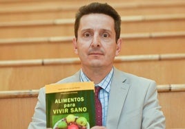 El doctor Daniel de Luis, en la Facultad de Medicina de Valladolid, con su nuevo libro.