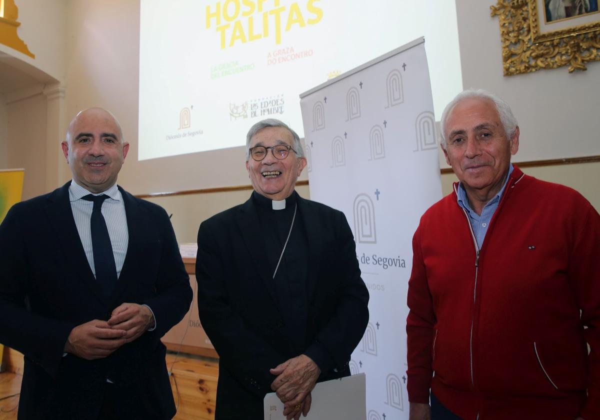 El obispo de Segovia, César Franco, flanqueado por el secretario general de la Fundación Las Edades del Hombre, Enrique Martín, y el delegado de Patrimonio de la diócesis, José María Rubio (derecha).