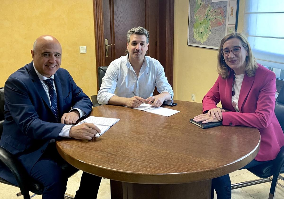 El subdelegado del Gobierno, Jacinto Canales (izquierda), junto a los concejales de Toma la Palabra en el Ayuntamiento de Valladolid.