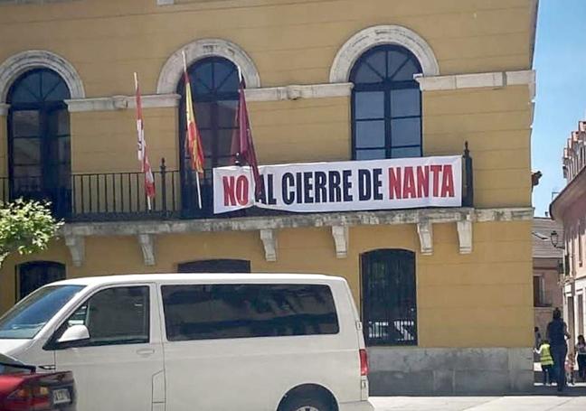 Pancarta colocada en el balcón del Ayuntamiento de Tudela de Duero.