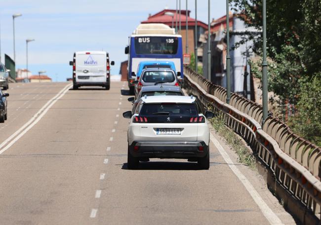 El carril externo, que soporta tráfico pesado, es el que se encuentra en peor estado en los dos sentidos.