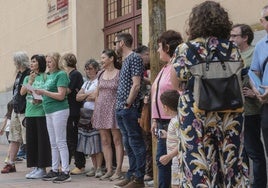 Lectura del manifiesto durante la concentración a las puertas de la Dirección Provincial de Educación en Segovia.