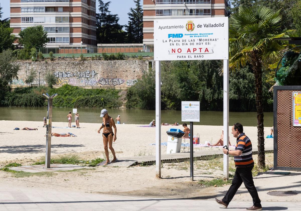 Imagen de archivo del cartel donde se actualiza el estado del agua en Las Moreras.