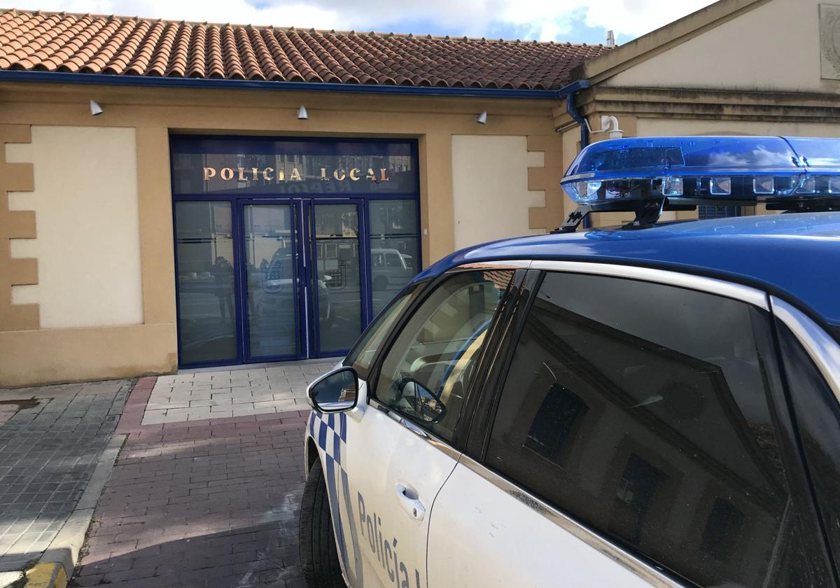 Vehículo de la Policía Municipal de Medina del Campo frente a la Comisaría.