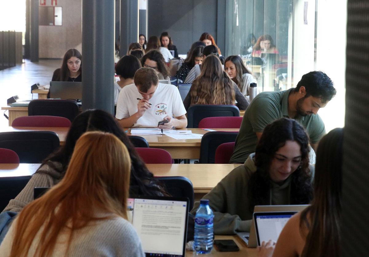 Varios alumnos estudian en el campus María Zambrano, en Segovia.