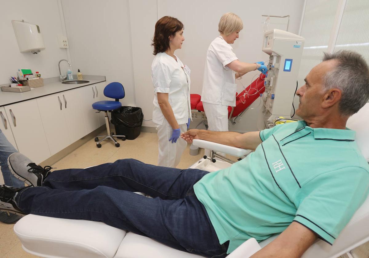 Una persona dona sangre este jueves en el punto del centro de La Puebla.