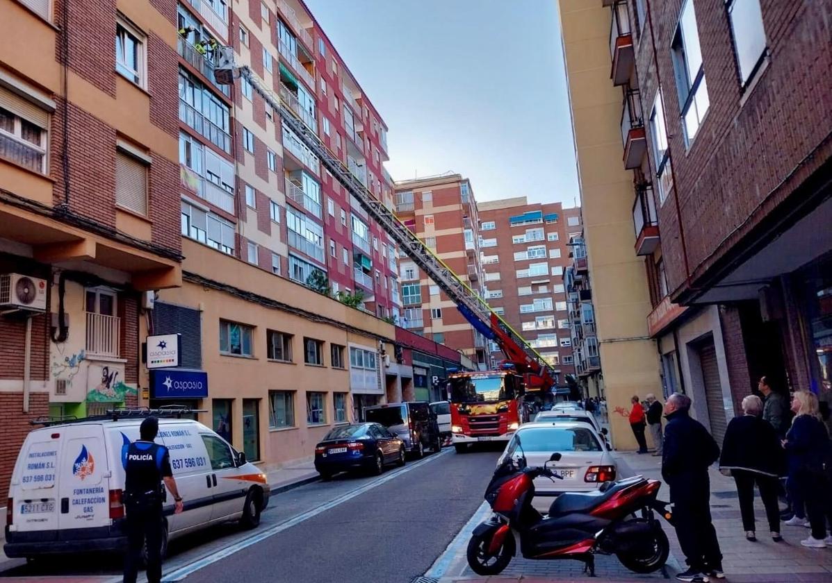 Intrevención de Bomberos y Policía Local este jueves por la mañana en la calle Peral.