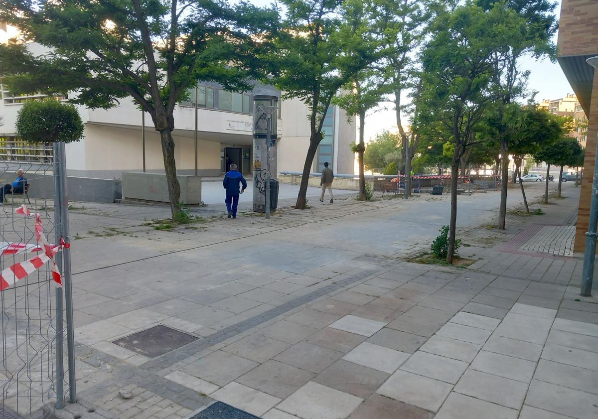 Imagen principal - Arriba, el acceso peatonal al centro de salud de Parquesol. Debajo, a la derecha, el desvío hacia Federico Landrove Moiño. A la izquierda, la acera cortada ante el colegio Marina Escobar.