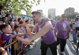 Pezzolano saluda a un grupo de niños durante la celebración del ascenso.