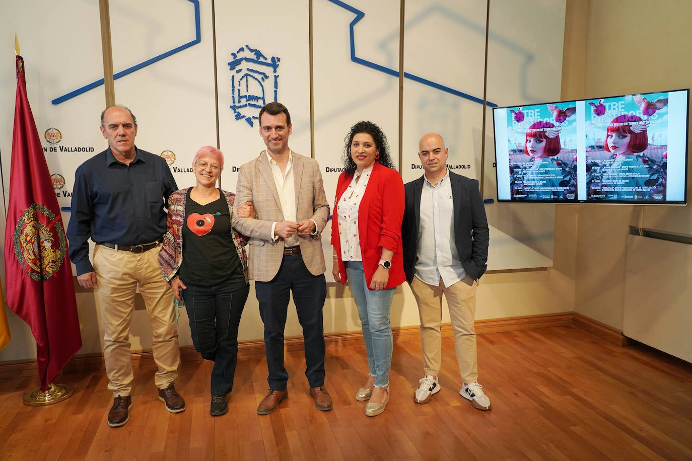 El alcalde de Torrelobatón, Alfredo Luengo, la presidenta de La Barbacana, Carmen García, el diputado provincial David Esteban y los concejales torreños Azucena Barcenilla y Raúl Díez