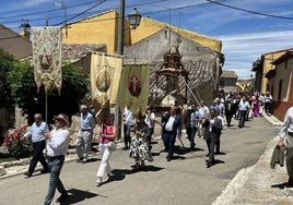 Los vecinos de Tiedra durante la procesión del Corpus Christi