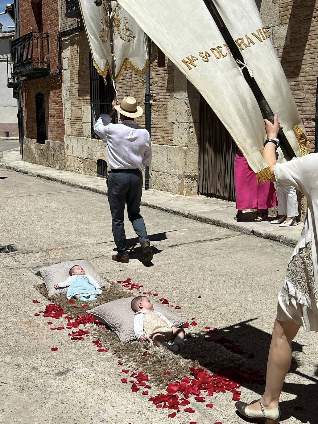 Las imágenes de la procesión del Corpus Christi en Tiedra