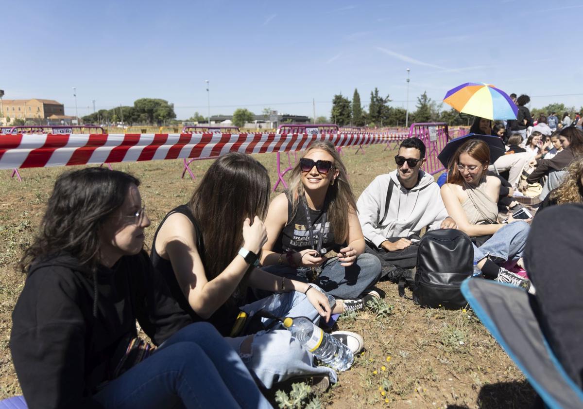 Imagen principal - En en centro de la primera imagen, Sara Martínez, con gafas de sol, acompañada de sus amigos. El grupo al completo en la siguiente fotografía. Por último, unas fans muestra una sudadera de Melendi.