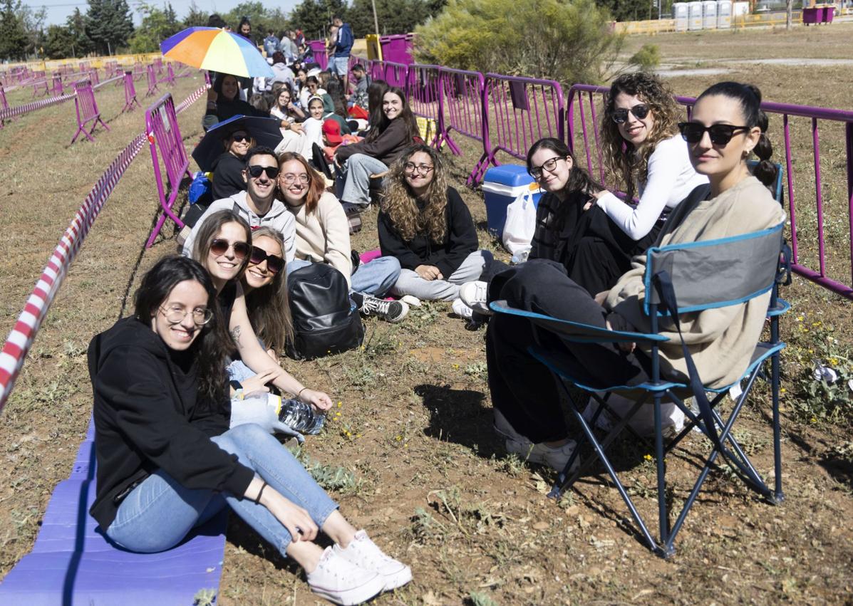 Imagen secundaria 1 - En en centro de la primera imagen, Sara Martínez, con gafas de sol, acompañada de sus amigos. El grupo al completo en la siguiente fotografía. Por último, unas fans muestra una sudadera de Melendi.