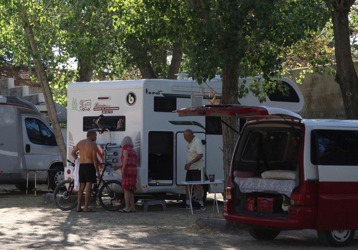 Imagen de archivo de usuarios en un camping de Segovia.