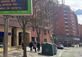Calle Ciudad de la Habana, con la farmacia asaltada al fondo.