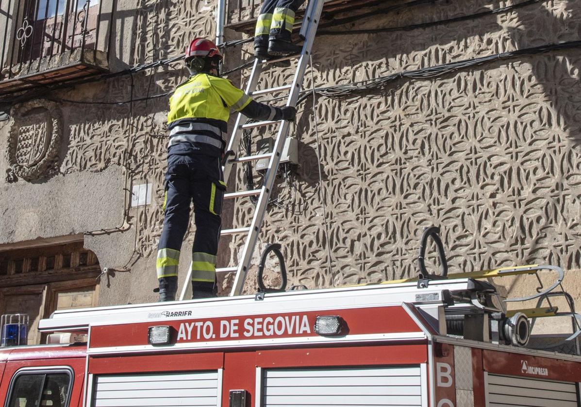 Escalera desplegada desde el techo del camión para que los bomberos suban a retirar los elementos sueltos del revoco.