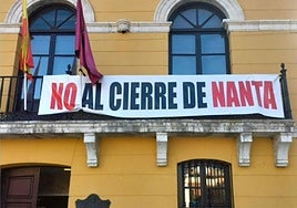 Cartel que clama contra el cierre de Nanta en la Casa Consistorial de Tudela de Duero.
