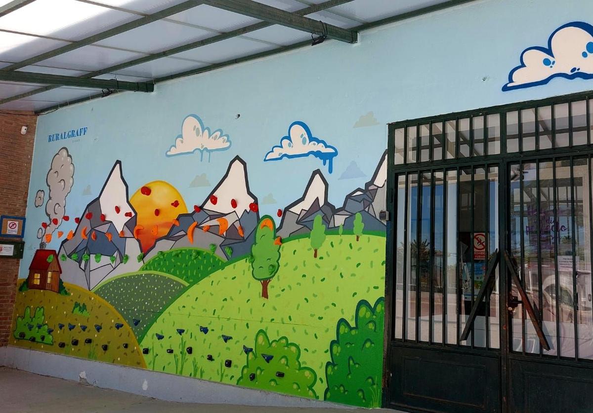 Mural decorativo en la entrada al Centro Rural Agrupado El Pinar de Navas de Oro.