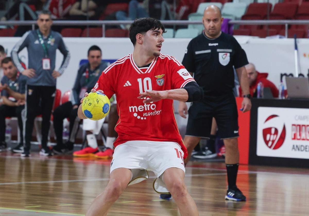 Oliveira, con Jota al fondo, en un partido con el Benfica.