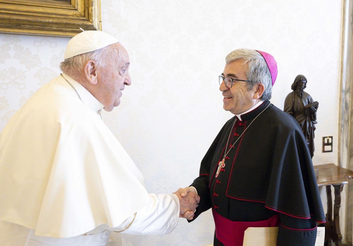 El arzobispo de Valladolid y presidente de la Conferencia Episcopal, Luis Argüello, este viernes en el Vaticano con el Papa Francisco.