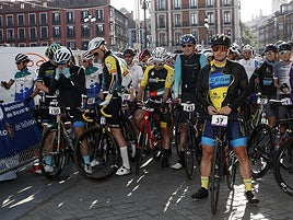 La salida de la carrera ciclista de médicos por Valladolid, en imágenes